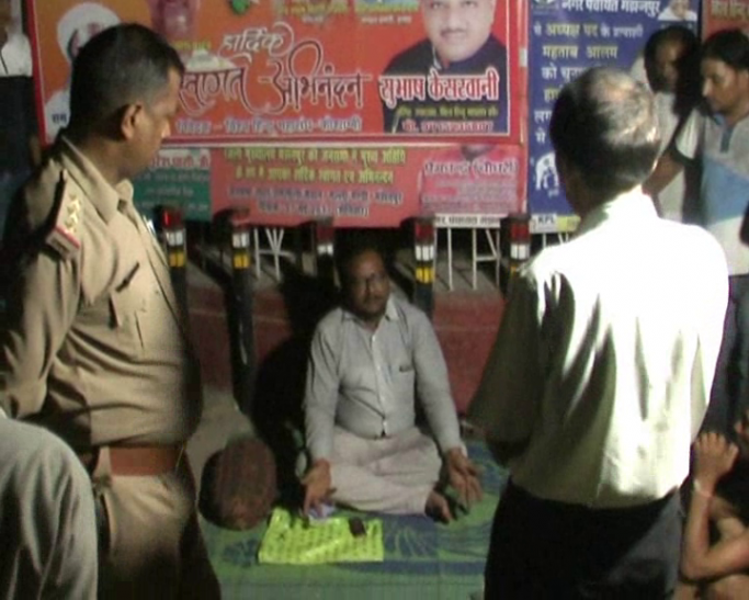Protest बिजली के लिये देर रात धरने पर बैठा युवक, कहा- बिजली विभाग के अधिकारी करवा सकते हैं मेरी हत्या