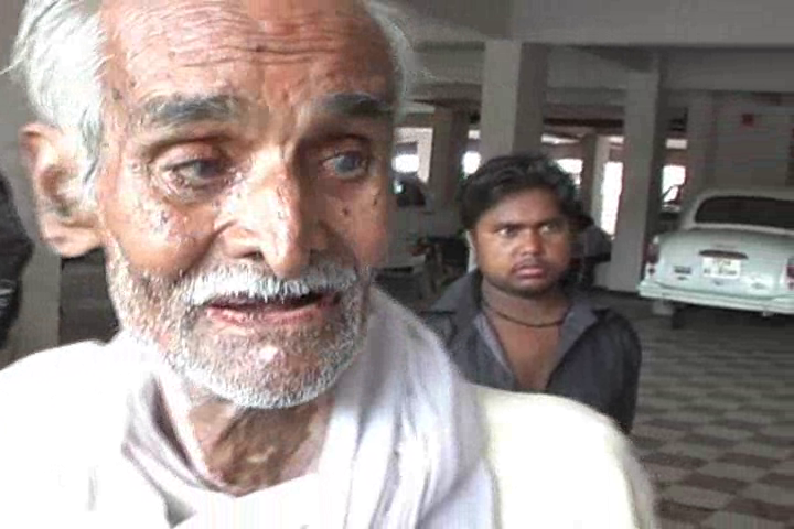 Old man तहसील दिवस पर इंसाफ मांगने आया बुजुर्ग को एसडीएम ने जड़ा थप्पड़, दांत टूटा