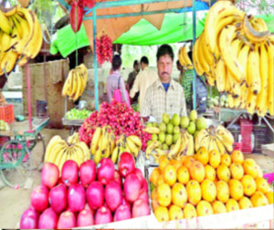 Impaired taste from increased price of fruit | फलों के बढे दाम ने बिगाड़ा  स्वाद | Patrika News