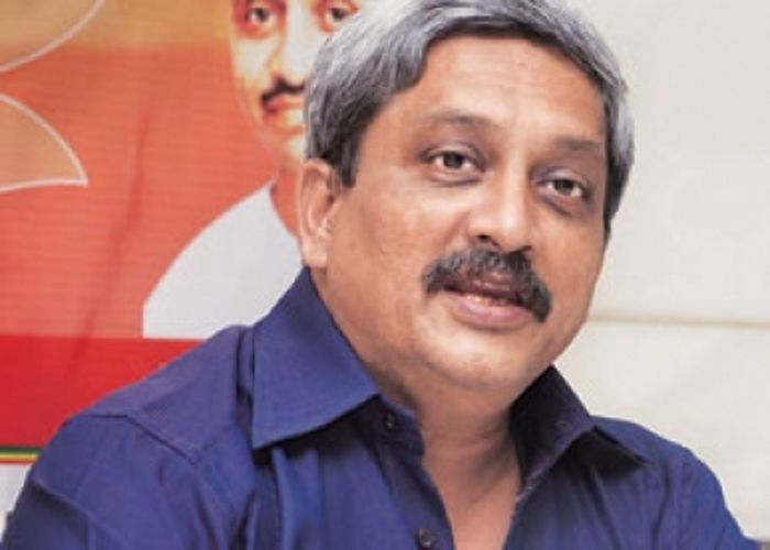 रक्षामंत्री पर्रिकर ने मनमोहन पर उठाई उंगली