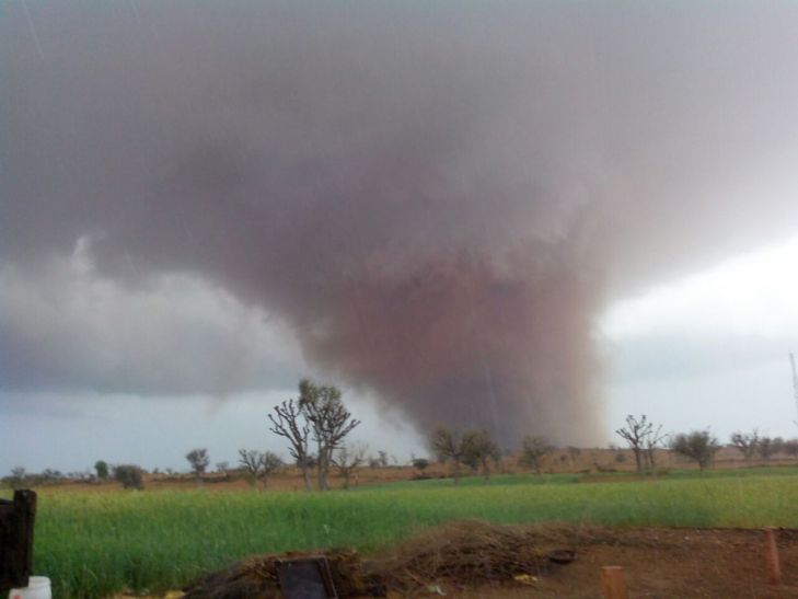 Tornado In Bikaner Rajasthan You Never Ever Seen In India व ड य ब क न र म बव डर न ए स मच य थ हड क प Patrika News