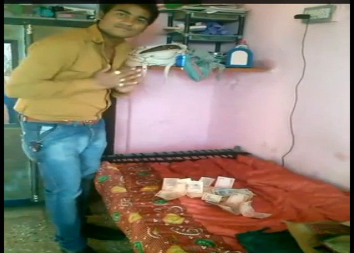 Video: अपने आप हाथों में आ जाते हैं नोट