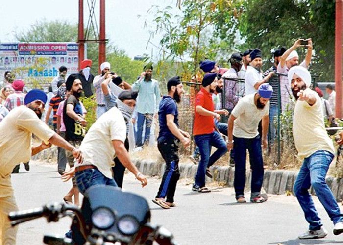 भिंडरावाला का पोस्टर हटाने पर बवाल, पुलिस से भिड़े सिख प्रदर्शनकारी