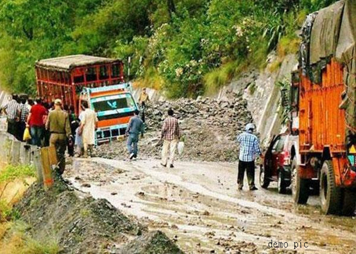 Heavy rain landslide, Jammu-Srinagar highway closed | बरसात से भारी  भूस्लखन, जम्मू-श्रीनगर राजमार्ग बंद | Patrika News