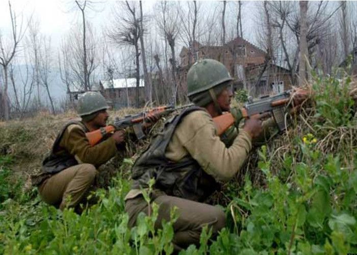 बीएसएफ के काफिले पर आतंकी हमला, 2 जवान शहीद व 10 घायल