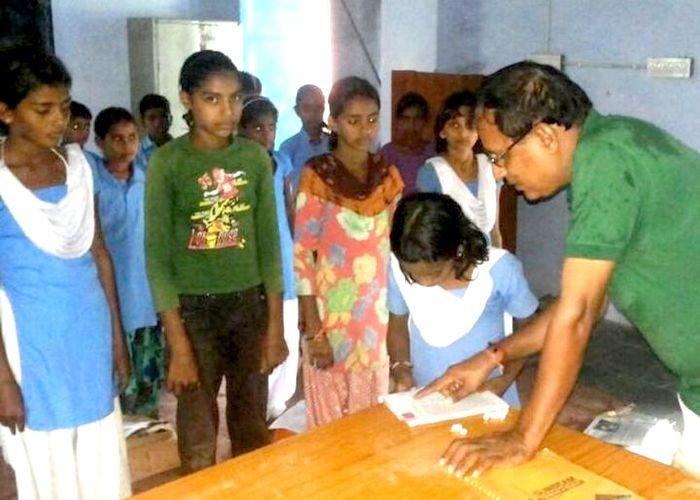 आधा दर्जन कर्मचारी मिले नदारद