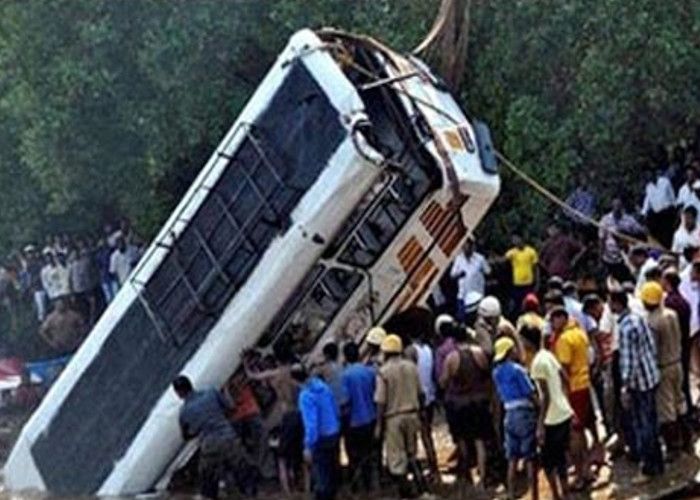 जम्मू-कश्मीर: बस हादसे में 14 मरे, 17 घायल
