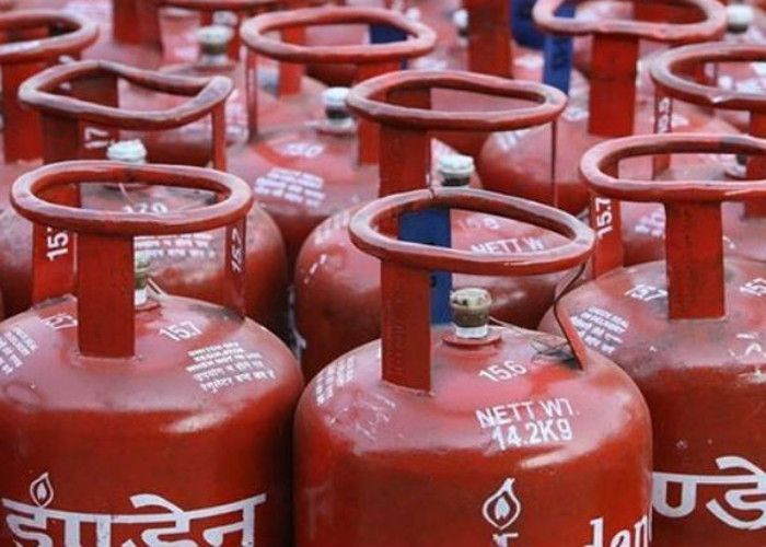 LPG Cylinder Price Hike By 65 Rupees - पेट्रोल डीजल ने दी राहत तो LPG सिलेंडर ने दिया झटका | Patrika News