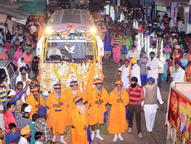 गुरु के प्रकाश का फैला उजियारा