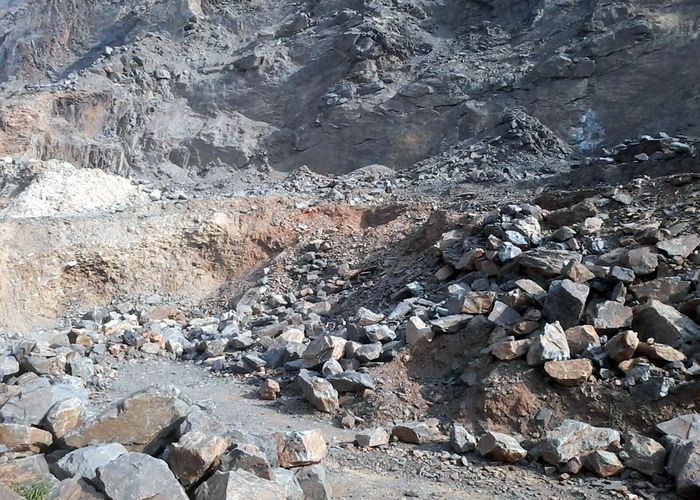 Illegal Mining, Tractor Compressor Seized - खनन विभाग व पुलिस की नजरें बचा  हो रहा था अवैध खनन, ट्रैक्टर कम्प्रैसर जब्त | Patrika News