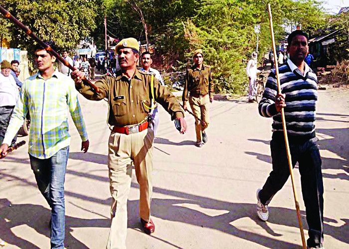 बाजार में लाठी-डंडे चले, दुकानदारों में मची भगदड़