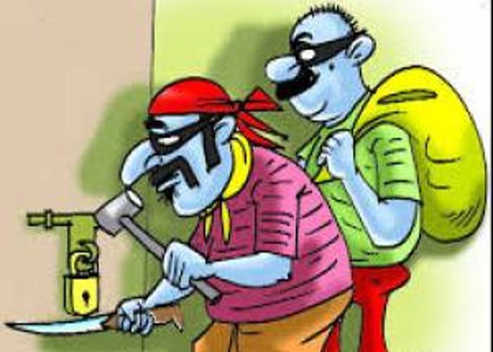 चोरों ने दिखाए हाथ, एक दुकान व दो मकानों में वारदात