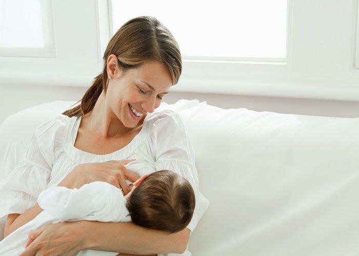 breast milk Breast milk से ठीक हो जाता है चिकनपॉक्स, नहीं जानते होंगे इसके ये फायदे!