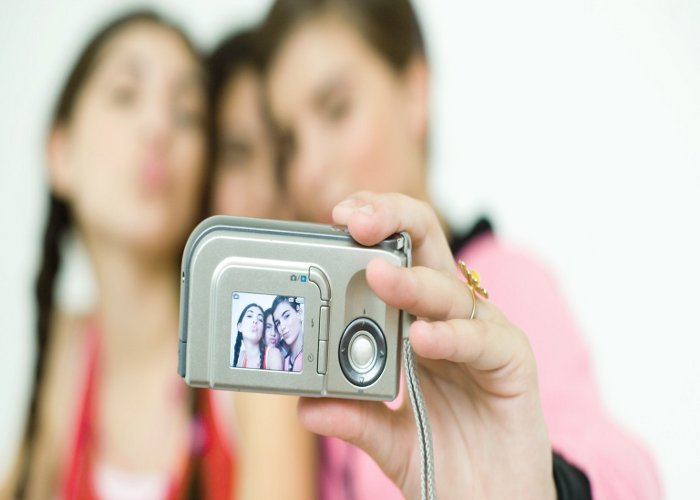 Too Much Selfie Sharing Can Harm Real-life Relationships - हद से ज्यादा