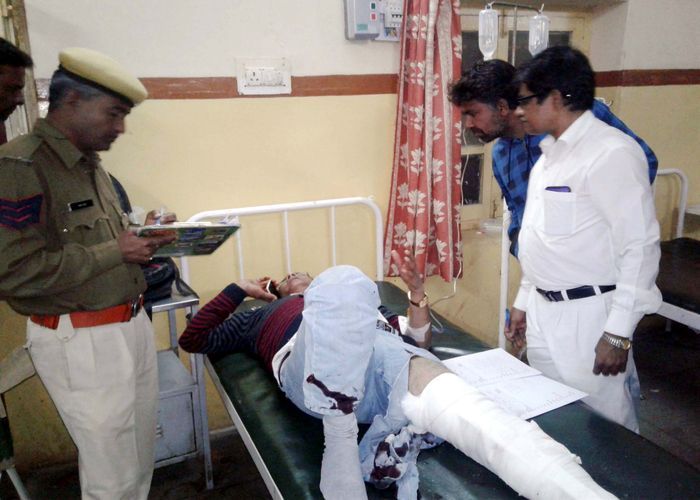 फिर ट्रक की चपेट में आई बाइक, दो गंभीर घायल