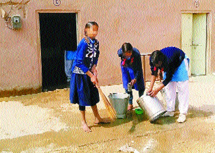 बर्तन मांजते और झाडू लगाती मिलीं छात्राएं