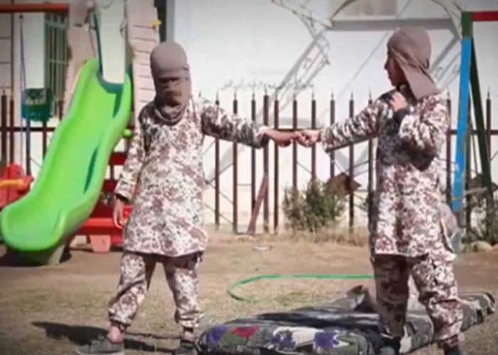 VIDEO: अनाथ मासूमों को ट्रेनिंग देकर आत्मघाती हमलावर बना रहा है ISIS