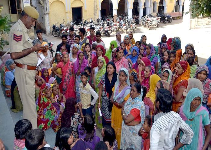अवैध शराब बिक्री के विरोध में कोतवाली पहुंची महिलाएं