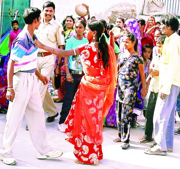 देखो उदयपुर की मर्दानी का 'चप्पल पंच'