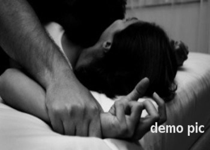 woman raped अश्लील वीडियो बना दो भाइयों ने दिखाई दरिंदगी