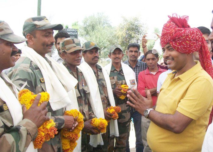 army men honored by jaipur collector जवानों ने दिखाया कमाल तो कलक्टर ने भी किया उनका सम्मान