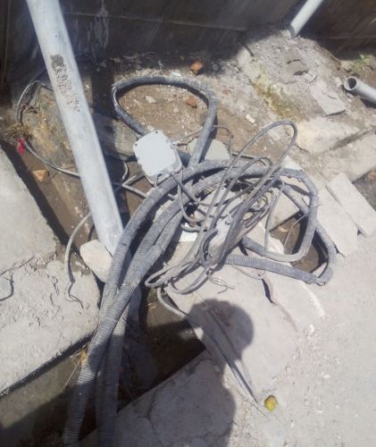 Power Meter and cable lying on the road वायरल हुई लापरवाही, जेईएन को मिलेगी चार्जशीट