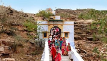 in this temple muslim family is giving services नवरात्र विशेष : देवी के इस मंदिर में मुस्लिम परिवार कर रहा सेवा