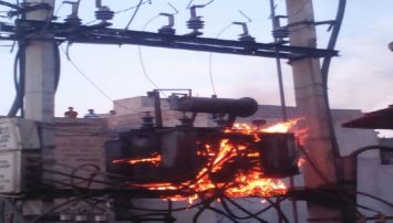 Video: fire in transformer वीडियो: एेसा क्या हुआ कि यहां ढाई घंटे बिजली रही गुल
