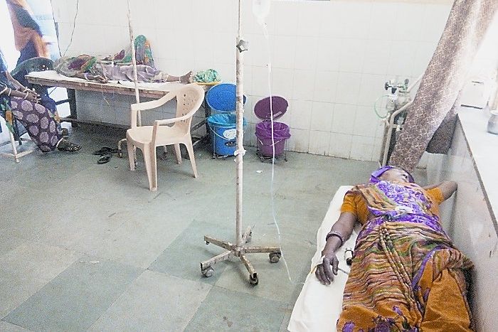 सांभर सामुदायिक स्वास्थ्य केन्द्र के बरामदे में भर्ती महिला मरीज बेड खाली और बेंच पर उपचार, क्योंकि वार्ड में जाने का झंझट नहीं पालना चाहते