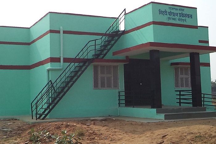 मृदा प्रयोगशाला : धूल फांक रही मशीनें, लटका है ताला