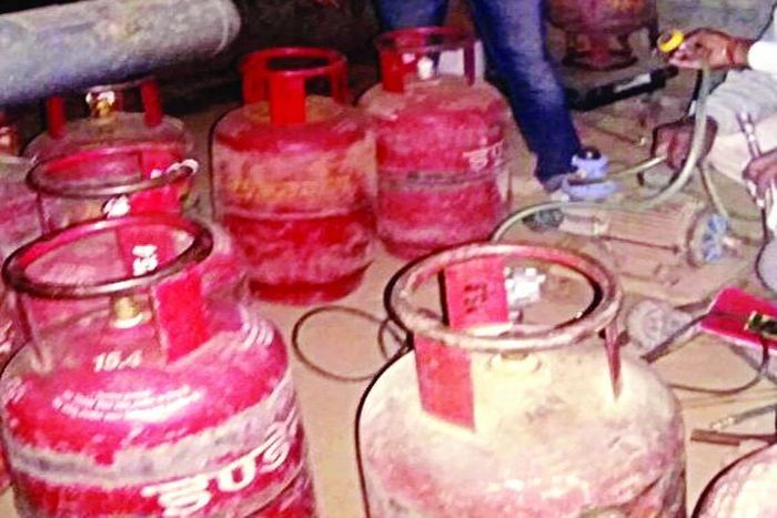 भरतपुर में सीआईयू टीम ने पकड़ा गैस रिफलिंग का गोरखधंधा
