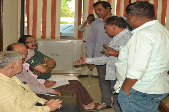 'निरीक्षक तमतमाया तो पार्षद भड़के, कहा अब बोल के बताओ...'