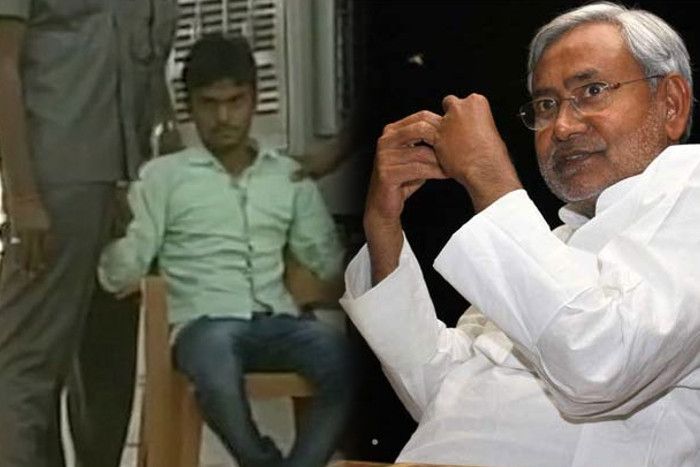 Nitish Kumar जनता दरबार में नीतीश कुमार पर फेंकी चप्पल