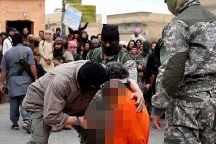ISIS, ये चाकू घोपकर निकाल लेता है धड़कता दिल
