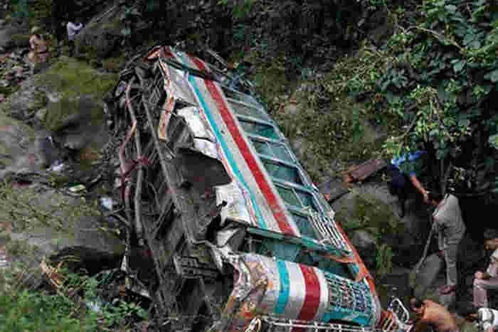 हिमाचल: अनियंत्रित होकर बस खाई में गिरी, 8 की मौत, 42 घायल