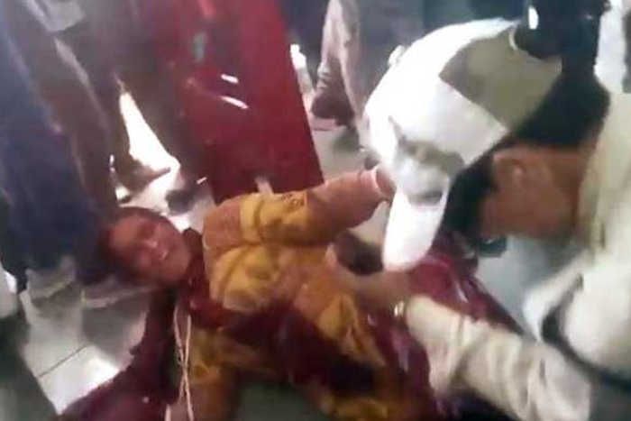 बीफ के शक में गौरक्षकों ने मुस्लिम महिलाओं को सरेआम पीटा, बनाया गया VIDEO