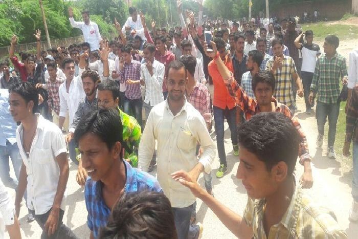 नागौर. मतदान के बाद मिर्धा कॉलेज के बाहर खड़े छात्र। छात्र संघ चुनाव: मतदान संपन्न, नतीजों का इंतजार