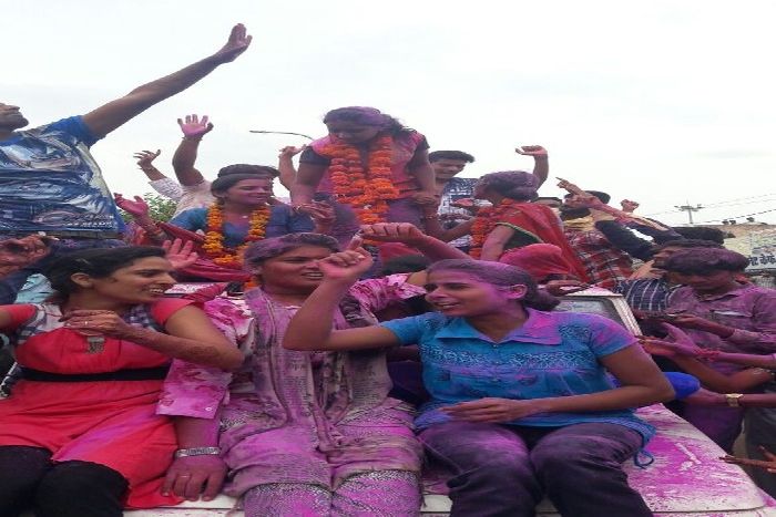 नागौर. छात्र संघ चुनाव परिणाम के बाद जश्न मनाते छात्र-छात्राएं व अभाविप कार्यकर्ता । छात्रसंघ चुनाव : गर्ल्स कॉलेज में ABVP तो एनएसयूआई ने भी लहराया अपना परचम
