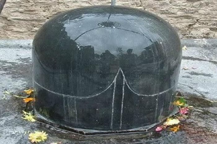 shive ऐसा मंदिर जहां मृत व्यक्ति सिर्फ गंगाजल पीने के लिए जीवित होता है