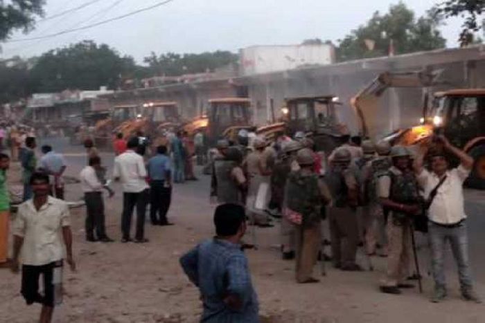 cncohment आंख खुलने से पहले ही 500 जवानों के साथ घरों के बाहर पहुंचा बुलडोजर, दीवारें हिली तो नींद से जागे लोग, सामने उन्हें देख उड़ गए होश.....देखें वीडियो में........