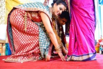 why we touch feet of our elders विज्ञान ने भी माना, बड़ों के चरण स्पर्श करने से मिलती है यह दिव्य शक्ति