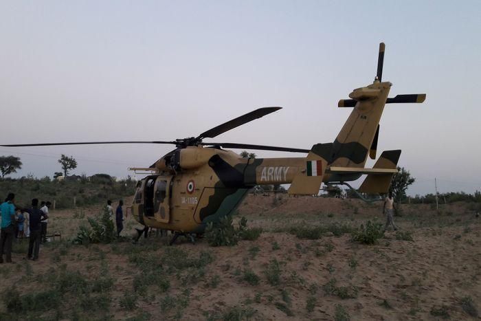 emergency landing गांव में उतरा हेलीकॉप्टर, देखने उमड़े ग्रामीण