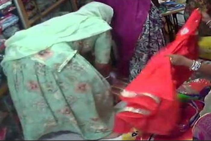 theft खरीदार बनकर आई महिलाएं, लहंगे में छुपा ले गई नेकलेस, सीसीटीवी में कैद हुई वारदात