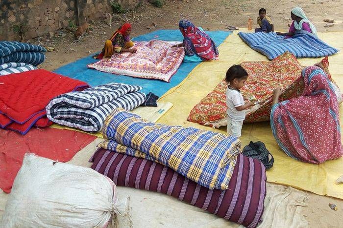 pink quilt with a cold-start stuffing of mattreessess गुलाबी सर्दी के साथ रजाई-गद्दों की भराई शुरू
