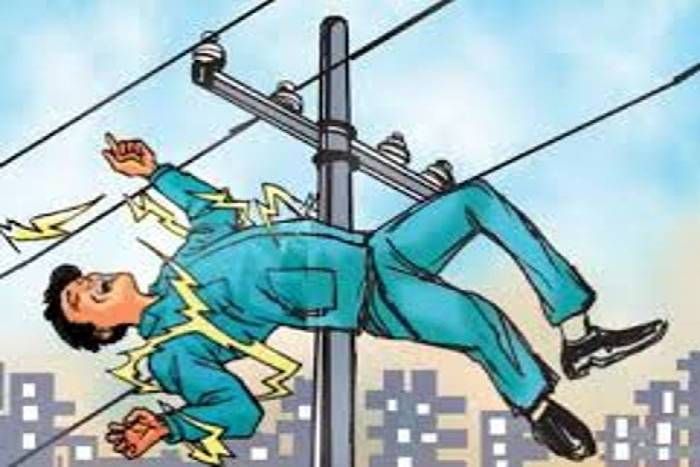 Workers went on a pole from the current painful de खम्भे पर चढ़े श्रमिक की करंट से दर्दनाक मौत, चार घंटे तक टंगा रहा शव