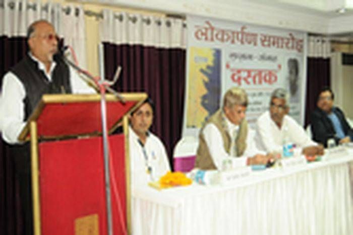 sudhir saxena दिल से दिल की गुफ़्तगू है गज़़ल, काव्य संग्रह दस्तक का विमोचन