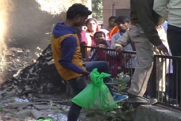 जिसने भी देखा कांप गई रूह, कुत्तों ने नोच डाला नवजात का शव
