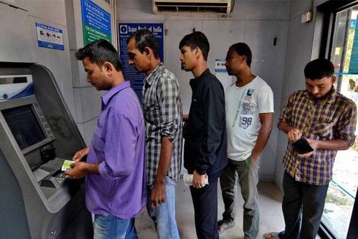 RBI ने तय की रकम निकासी की सीमा, अब एक महीने में नहीं निकाली जा सकेगी 10 हज़ार से ज़्यादा राशि