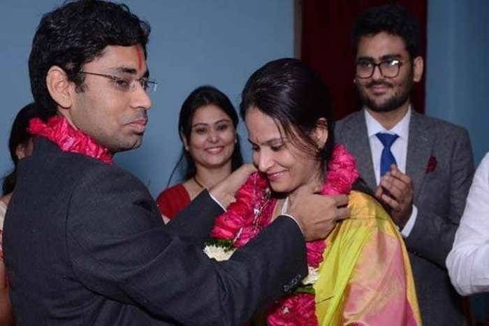 आर्इएएस अधिकारियों की शादी बनी समाज के लिए नजीर, महज 500 रुपए में बन गए हमसफर