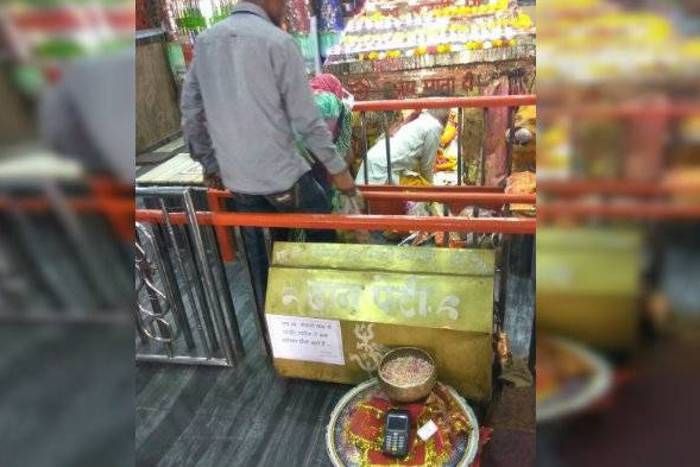 card-swipe गजब! नोटबंदी के बाद 'भगवान' के घर में लगाया स्वाइप मशीन, जानें पूरा मामला